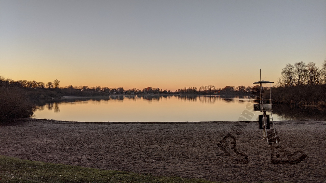 Ein einsamer Badestrand am Einfelder See im November