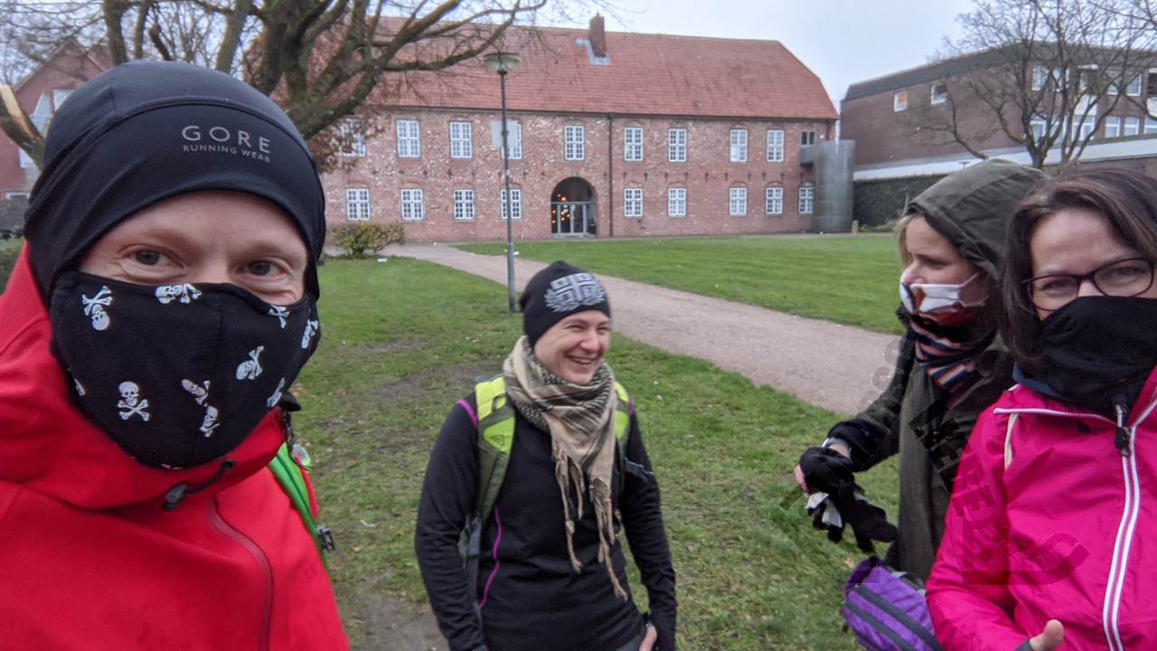 Alle 4 Wanderer beim Start auf der Schlosswiese Bad Bramstedt